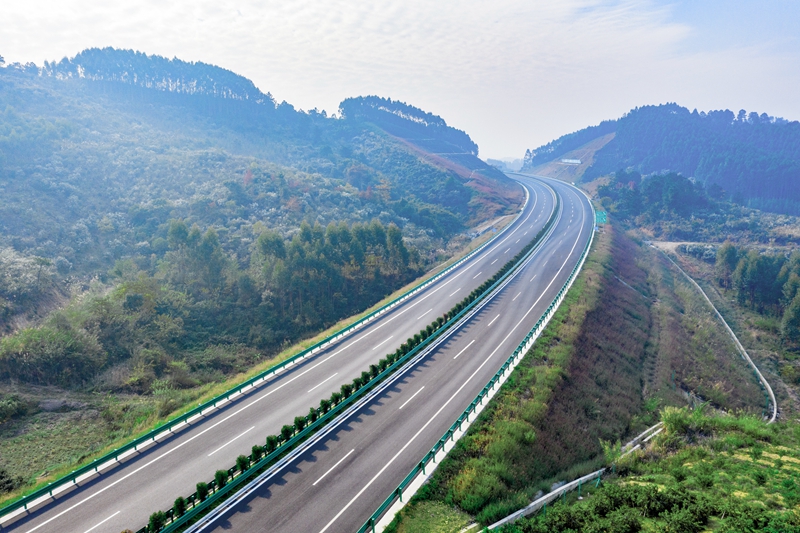 6.高速公路与群山相连，植被覆盖率高，与原生态环境恢复有机结合.jpg